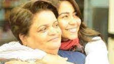 خلاها تشرب ومش عاوزة بناتها.. أرجوكم تحموها.. بالدموع والدة شيرين تطلب حماية ابنتها من حسام حبيب