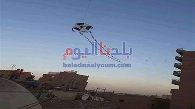 بالصور.. طائرة ورقية كادت تذبح عامل ديليفري 