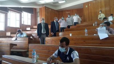 بالصور.. عميد طب أسنان بأسيوط يتفقد سير أول أيام الامتحانات بالكلية