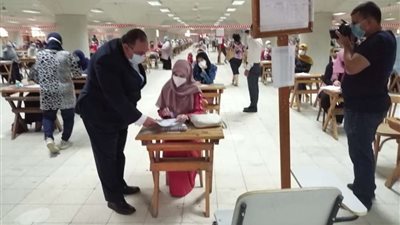 بالصور.. رئيس جامعة حلوان يتفقد سير امتحانات الفصل الدراسي الثاني