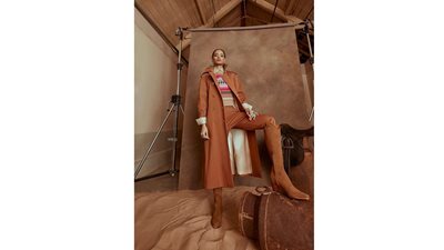 بالصور.. المعطف الجملي عنوان الشياكة والرقي في موضة شتاء 2023 للسيدات