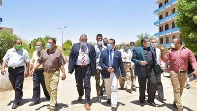 رئيس جامعة الوادي الجديد يتفقد سير أعمال امتحانات الفصل الدراسي الثاني للفرق النهائية