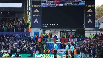 إيقاف مباراة أرسنال وليدز وعودة اللاعبين لغرف الملابس.. لهذا السبب