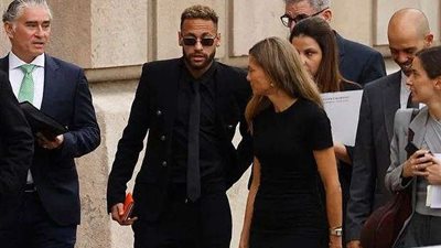 نيمار في برشلونة للمثول أمام القضاء.. إيه الحكاية؟