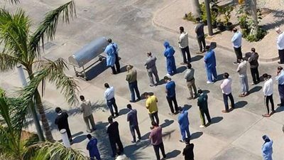 أطباء وتمريض مستشفى الخليفة يؤدون صلاة الجنازة على رجاء الجداوي 