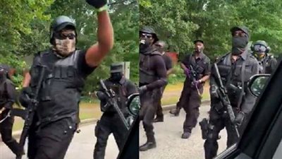 بالفيديو| مسلحون يحملون رشاشات وأسلحة ثقيلة.. ماذا يحدث في أمريكا؟