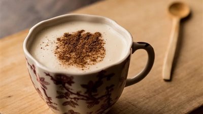 طريقة عمل قهوة اللوز بالقرفة.. لأصحاب المزاج الرايق