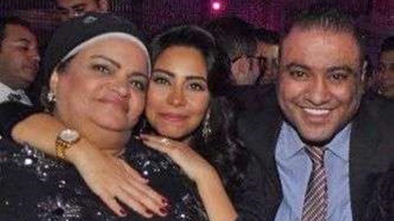 شيرين ووالدتها وشقيقها