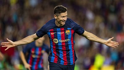 ليفاندوفسكي يفوز بجائزة جيرد مولر كأفضل مهاجم في العالم