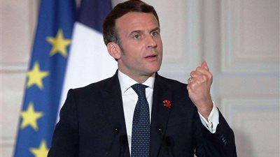 رئيس فرنسا إيمانويل ماكرون يُهنئ كريم بنزيمة بعد حصوله على الكرة الذهبية