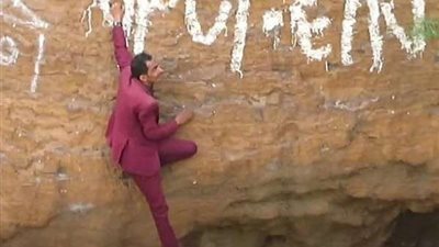 شاب يمني يتسلق فوهة بركان لالتقاط صورًا تذكارية.. (فيديو)