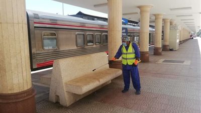 شاهد|| السكة الحديد تكثف أعمال التعقيم والتطهير للمحطات والقطارات لمواجهة كورونا