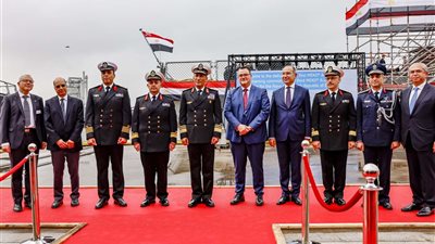 قائد القوات البحرية يرفع العلم المصري على الفرقاطة 