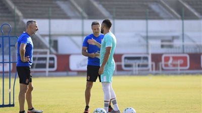 مدرب الأهلي يجتمع باللاعبين والجهاز المعاون