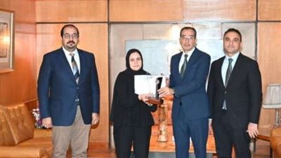 رئيس جامعة الفيوم يكرم أسرة الطبيب الراحل أحمد سليم النمر