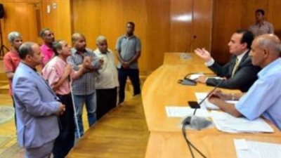 نائب محافظ الأقصر يلتقى بالمواطنين للاستماع إلى شكواهم والعمل على حلها