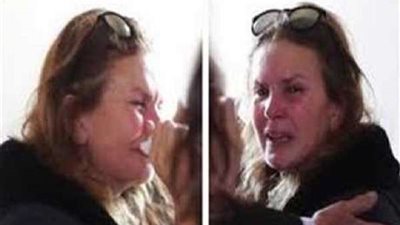 بعد انهيارها من البكاء.. الجمهور يطارد يسرا (فيديو)