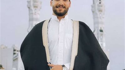 أول ظهور لمسلم من أمام أحد المساجد ويرتدي العباءة