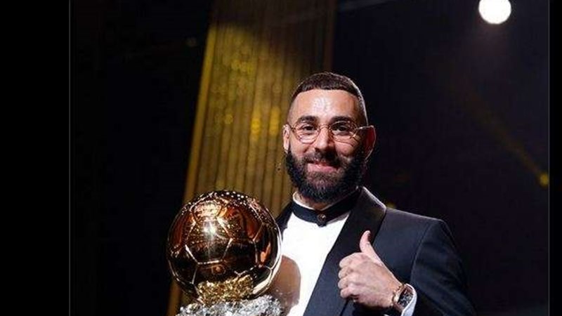 كريم بنزيما مع الكرة