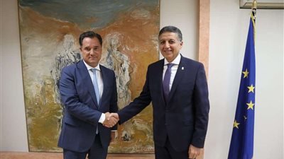السفير المصري في أثينا يلتقي مع وزير التنمية والاستثمار اليوناني