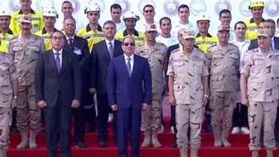 السيسي يلتقط صورة تذكارية مع العاملين بشركة الرمال السوداء
