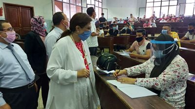 نائب رئيس جامعة بنها تتفقد امتحانات كلية الحقوق بالجامعة