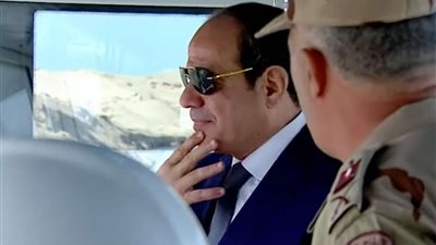 السيسى يستمع لشرح مفصل عن عمل كراكة 