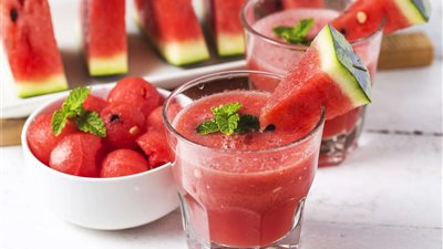 طريقة عمل سموزي البطيخ بالموز والتوت