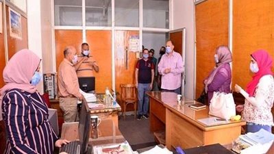 محافظ أسيوط يقرر مجازاة موظفين وعاملين بالديوان العام لعدم ارتداء الكمامة