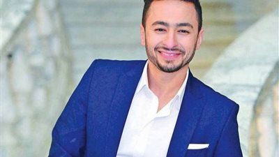 وصول جثمان والدة حمادة هلال إلى مثواه الأخير