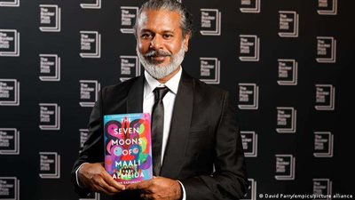 الكاتب السريلانكي شيهان كاروناتيلاكا يفوز بجائزة بوكر الأدبية