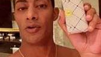 محمد رمضان يثير الجدل بصابونة من الذهب عيار 24