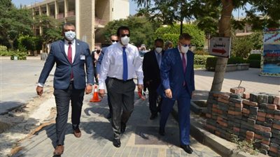 وزير التعليم العالي يتفقد امتحانات الفرق النهائية بتربية عين شمس