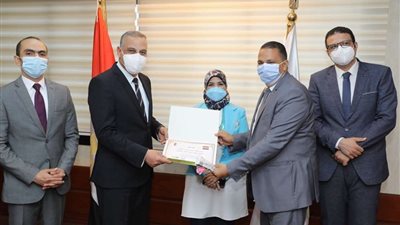 محافظ سوهاج يكرم 14 من العاملين بمستشفيات سوهاج