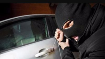 ضبط مرتكبي وقائع السرقات من داخل السيارات أمام إحدى الجامعات بالقاهرة