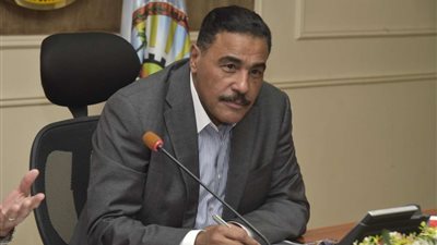 محافظ مطروح يتابع خطة تطوير الخدمات المقدمة للمواطنين في التحول الرقمي