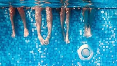 هل حمامات السباحة تنقل فيروس كورونا؟.. الصحة السعودية تجيب