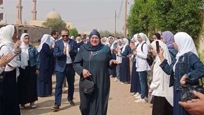 طلاب مدرسة ينظمون ممرا شرفيا بطول 500 متر تكريما لمديرة في بني سويف