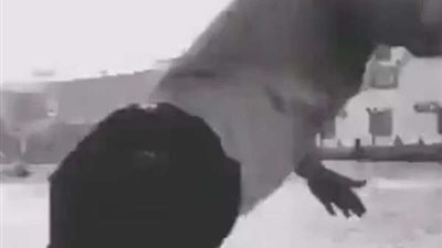 على طريقة أحمد السقا| شاب يلقي نفسه في المنصورة من أجل حبيبته.. فيديو