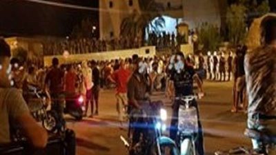 عاجل.. اندلاع مواجهات عنيفة بين متظاهرين والجيش في تونس (فيديو)