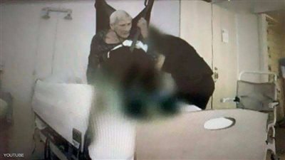 تعذيب عجوز بأبشع الطرق لإضحاك الناس.. التفاصيل