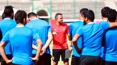 المدرب العام لفريق الأهلي يُلقي محاضرة على اللاعبين قبل انطلاق مران اليوم