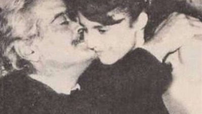 رانيا محمود ياسين تنشر صورة برفقة الراحل عمر الشريف أثناء تقبيلها