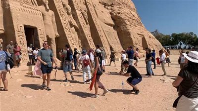 توافد السائحين داخل معبد أبوسمبل قبل ظاهرة تعامد الشمس