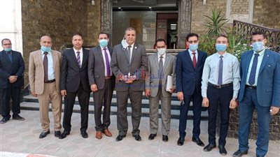 تمهيدًا لافتتاحه.. نائب مساعد وزير الخارجية يتفقد مكتب التصديقات بالمنيا