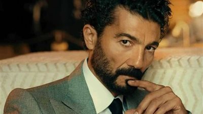 خالد النبوى يتناول الفطار مع حصانه