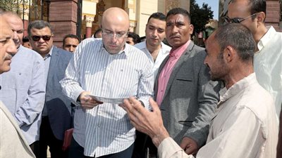 محافظ بني سويف يلتقى عددا من المواطنين ويستمع لمطالبهم واحتياجاتهم