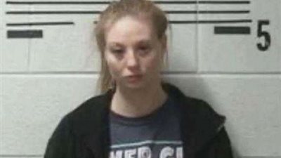 القبض على أمريكية تركت طفلها يغرق وهي تتعاطى مخدرات