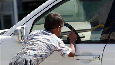 إيداع طفلة عذبتها والدتها لإجبارها على التسول أحد دور الرعاية