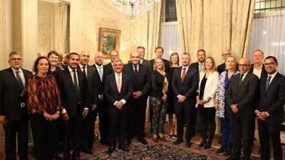 سفير مصر في هولندا يلتقي بكبرى الشركات والمؤسسات الهولندية في إطار التحضير لمؤتمر المناخ